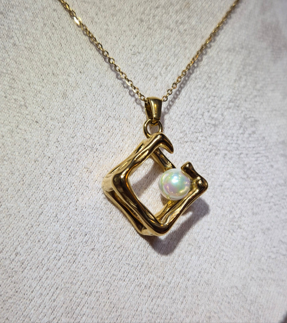 Lustre Square - Necklace in 18k Gold Plating
